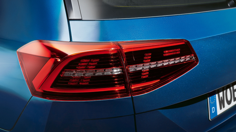 Bloc optique arrière à LED au look R-Line des Accessoires VW sur un modèle VW Passat bleu