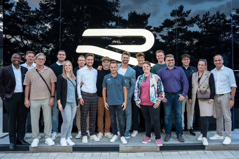 Gäste bei der Eröffnung des VW R-Pavillons in Wolfsburg