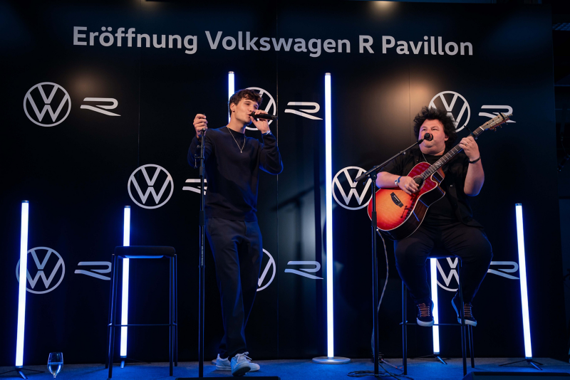 Musikalischer Auftritt bei der Eröffnung des VW R-Pavillons