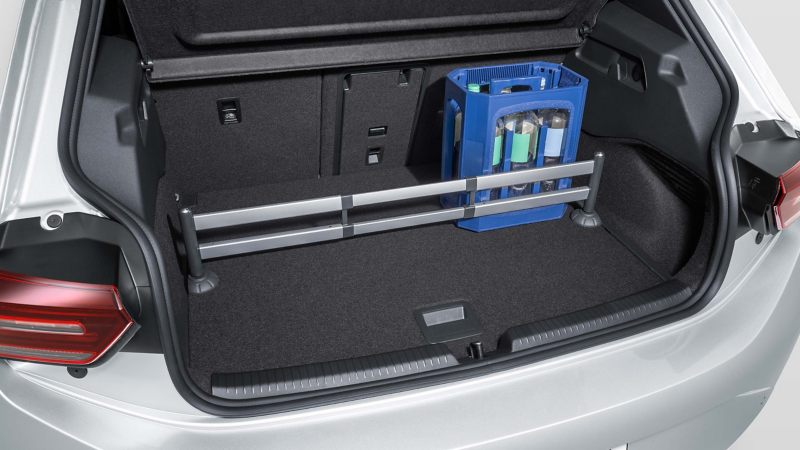 Blick in den Kofferraum eines VW ID.3 Neo, VW Zubehör Kofferraum-Steckmodul sichert Wasserkasten