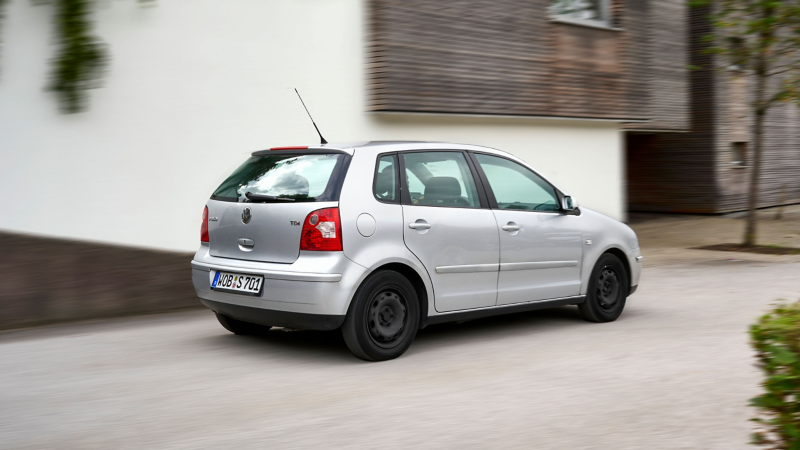 VW Polo 4 jedzie wzdłuż domu
