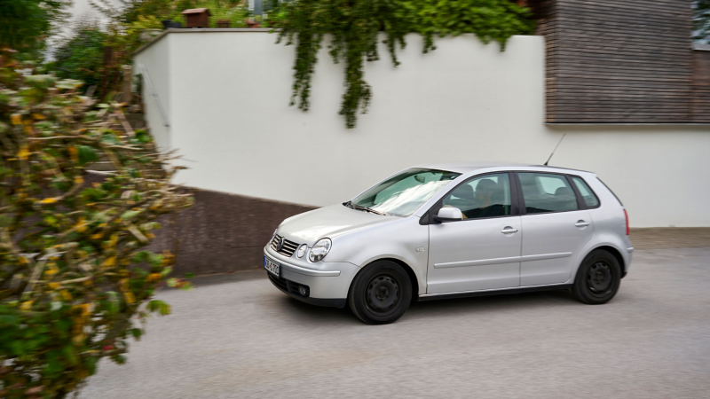 VW Polo 4 jedzie wzdłuż domu