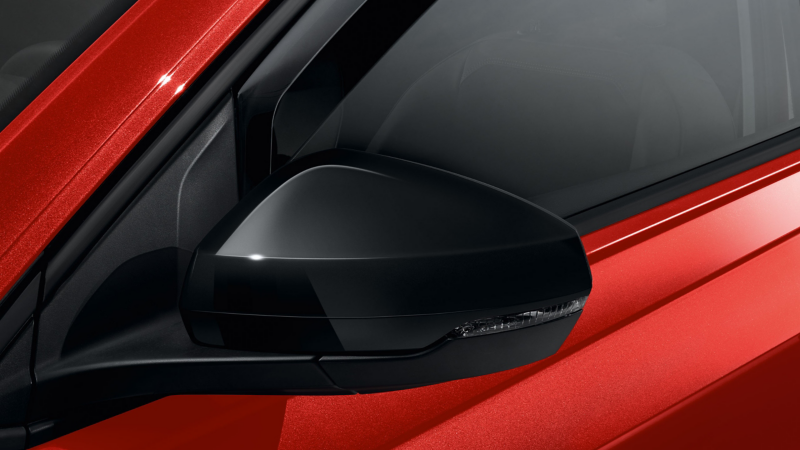 Coque de rétroviseur extérieur issue des Accessoires VW sur une VW Polo rouge