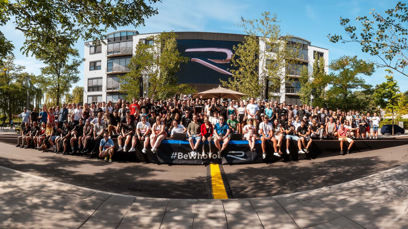 Gruppenbild der R-Tuning Community beim „R & Coffee“ in der Autostadt Wolfsburg