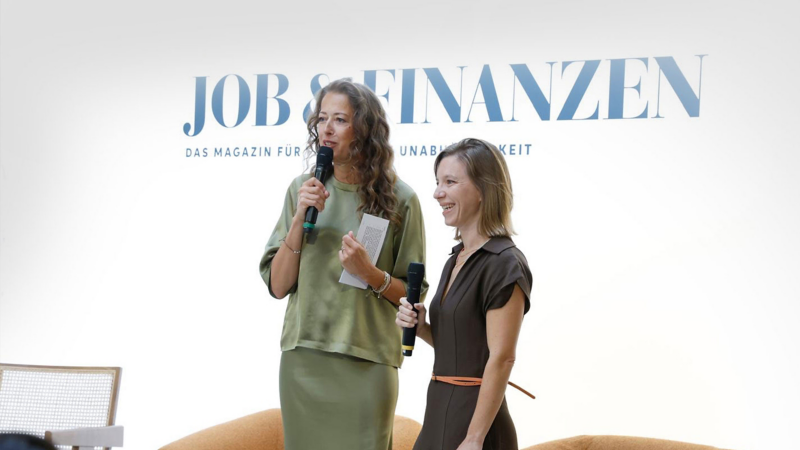 Mateja Mögel, Chefredakteurin der freundin, und eine Moderatorin mit Mikros in der Hand