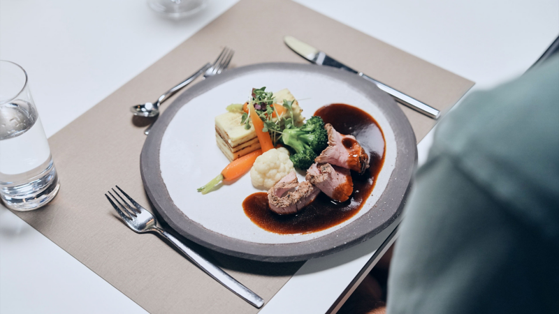 Hauptspeise, drapiert auf einem Teller