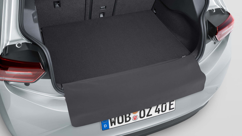 Gepäckraumwendematte von VW Zubehör mit ausgeklapptem Ladekantenschutz in einem VW ID.3 Neo