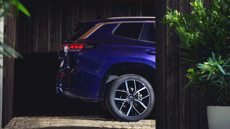 Blick durch Carport zu VW Tayron in Blau in der Seitenansicht, nur die hintere Hälfte ist zu sehen