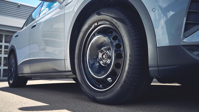 Detailaufnahme Stahlfelge vom linken Vorderrad eines VW ID.4 Pro