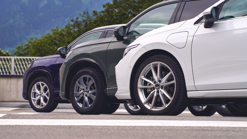 Vordere Seitenansicht von VW Tayron, VW Tiguan und VW Golf, die nebeneinander parken