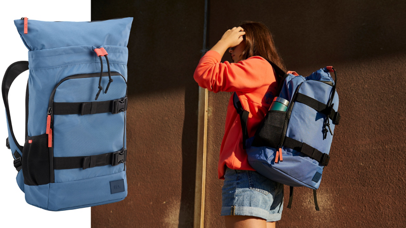 Frau mit Rucksack aus der ID. Kollektion von Volkswagen Zubehör