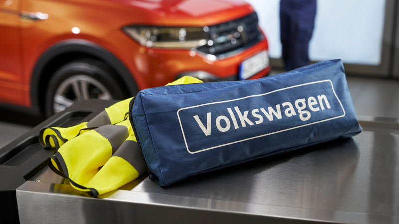 En far og søn ordner indtrækket i en Volkswagen ID.4