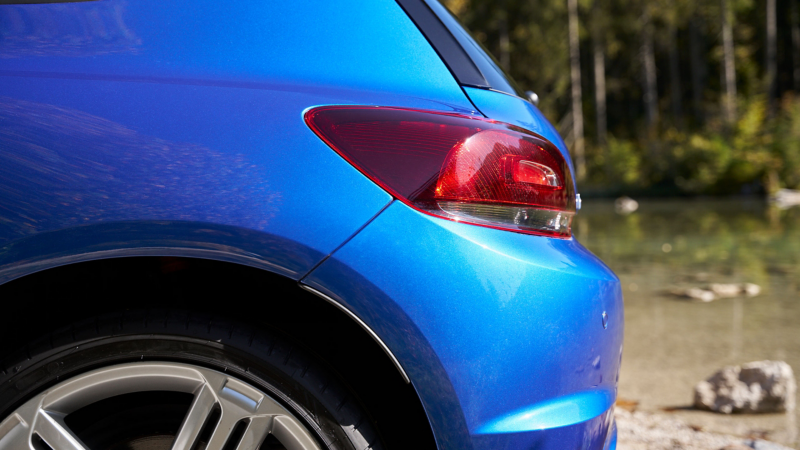Widok z boku VW Scirocco 3, tylna lampa w centrum uwagi