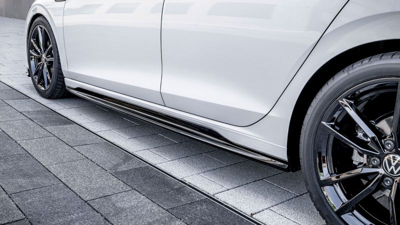 Stylische Seitenschweller an einem VW Golf 8 – Oettinger Aerodynamik Anbauteile