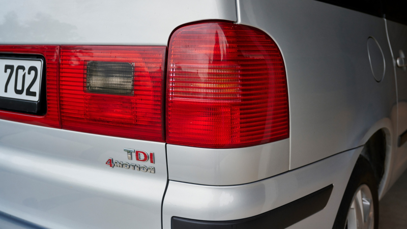 Detailaufnahme vom Rücklicht eines VW Sharan 1 TDI