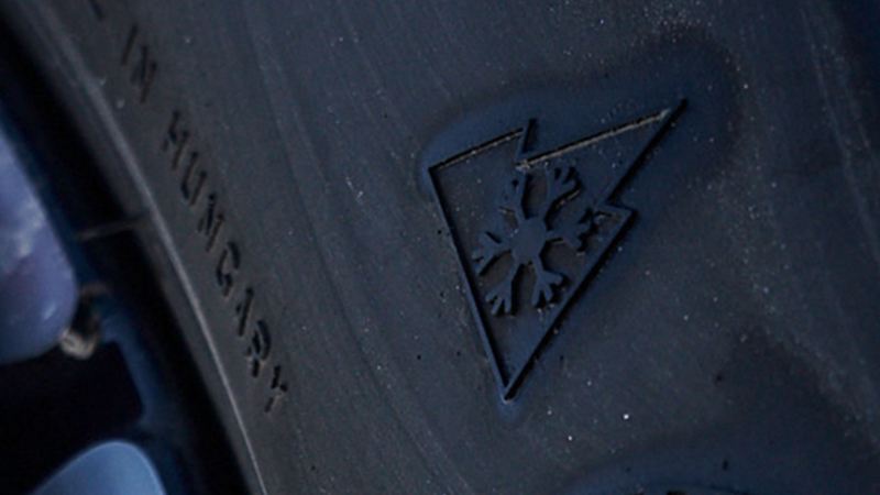 Un pneu hiver VW avec symbole alpin