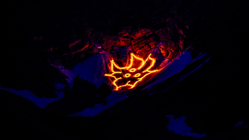 Berg bei Nacht mit beleuchteter Blume