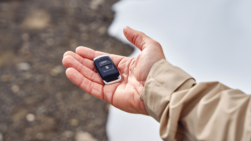 Nahaufnahme von Hand mit VW Autoschlüssel