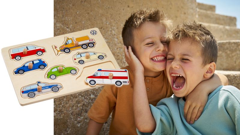 VW Steckpuzzle, im Hintergrund zwei glückliche Kinder