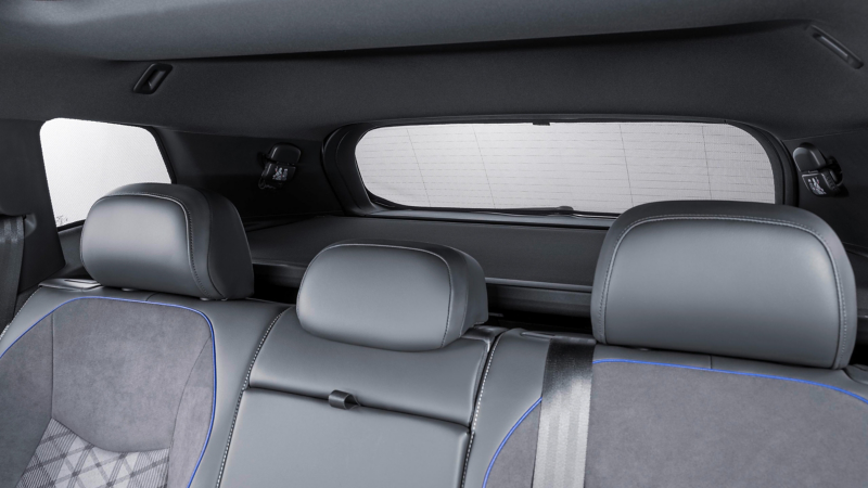 Vista del interior de un Volkswagen Tayron, centrada en los parasoles de la luna trasera y las lunetas laterales traseras