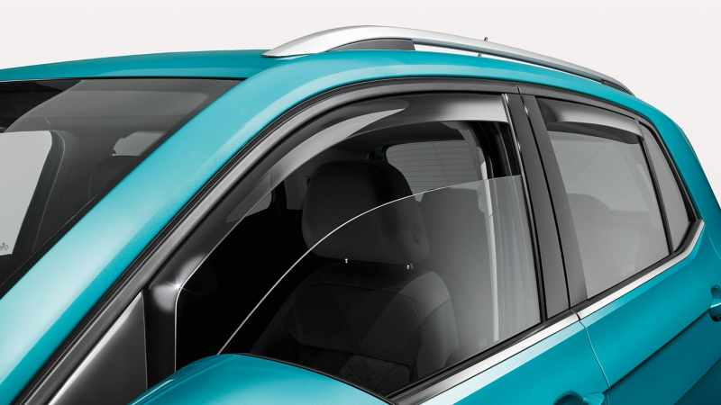Widok z boku VW T-Cross, osłona przeciwwiatrowa z oferty Akcesoriów Volkswagen w centrum uwagi