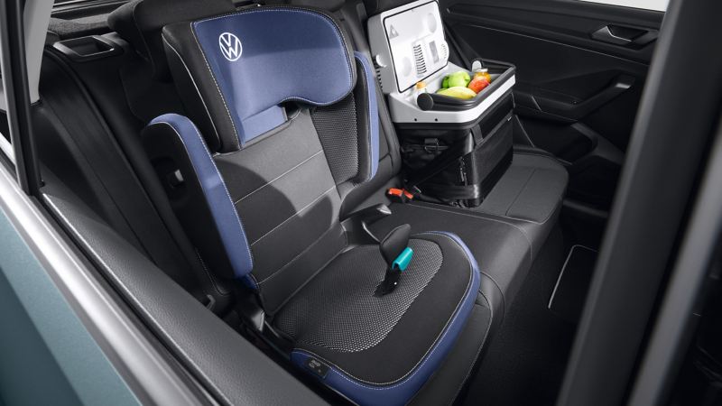 Kühl- und Warmhaltebox sowie Kindersitz von VW Zubehör auf der Rückbank eines VW T-Roc