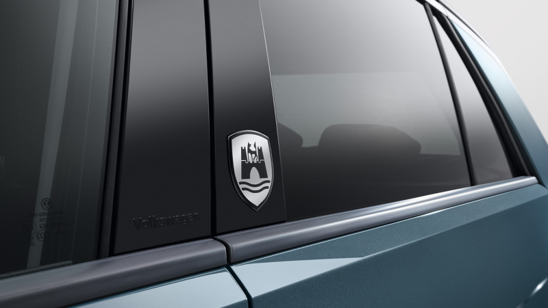 Dekorfolie „Wolfsburg Wappen“ von VW Zubehör an der B-Säule eines VW Modells