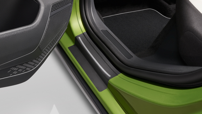 Film de protection de seuil de porte issu des Accessoires VW sur un VW Taigo