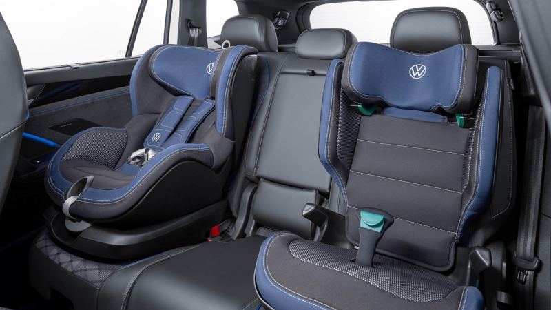 Dos asientos infantiles de Volkswagen Accesorios en el asiento trasero de un Volkswagen Tayron