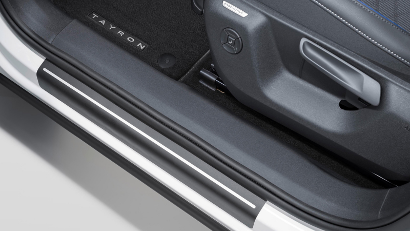 Lámina protectora para el umbral de la puerta de Volkswagen Accesorios en la zona de acceso de un Volkswagen Tayron