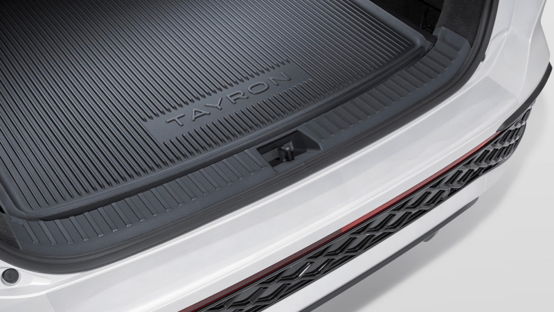 Maletero de un Volkswagen Tayron, enfoque en la protección transparente del umbral de carga de Volkswagen Accesorios