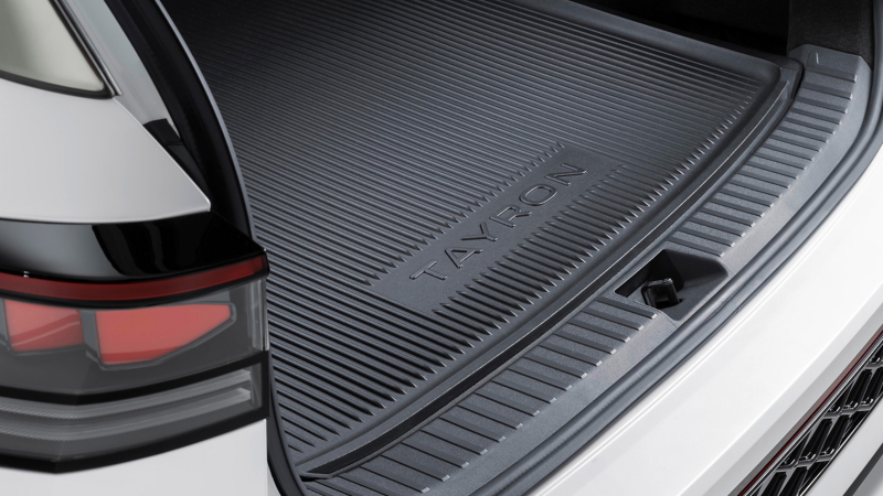 Volkswagen Accesorios bandeja para maletero con inscripción Tayron en el maletero de un Volkswagen Tayron
