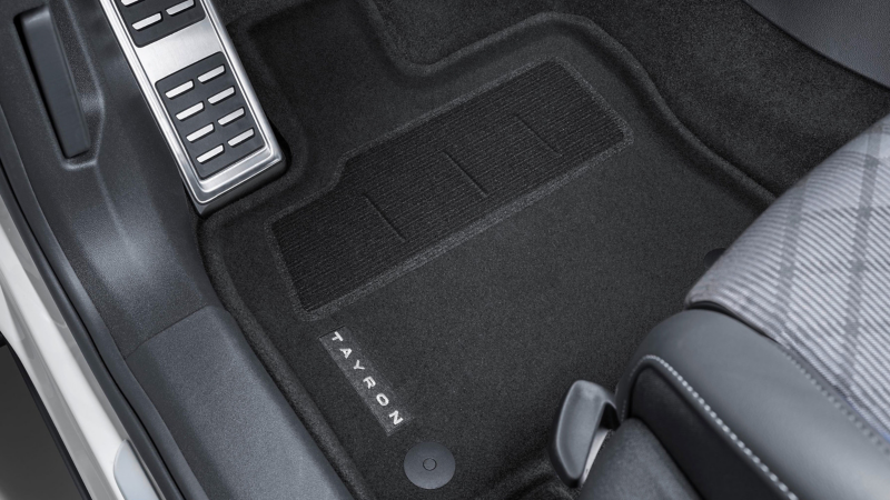 Alfombrilla de moqueta “Optimat” de Volkswagen Accesorios en el espacio para los pies de un Volkswagen Tayron