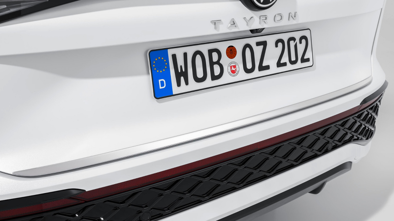 Parte posterior de un Volkswagen Tayron, con primer planode la banda de protección de Volkswagen Accesorios para el portón trasero en cromado
