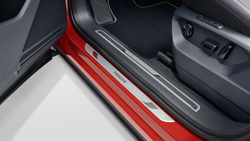 Türeinstiegsleiste von VW Zubehör an einem VW Tiguan Allspace