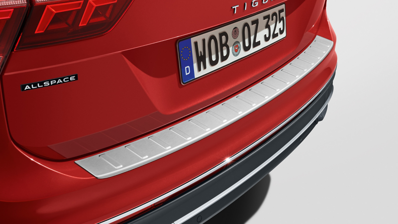 Roter VW Tiguan Allspace, im Fokus der Ladekantenschutz von VW Zubehör