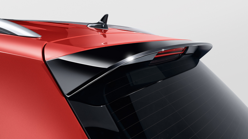 Roter VW Tiguan Allspace mit Fokus auf den Dachkantenspoiler von VW Zubehör