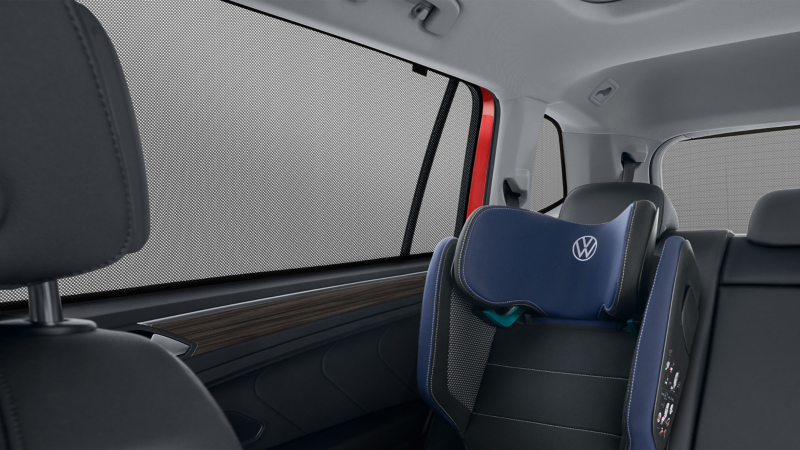 Innenraum eines VW Modells, im Fokus der VW Zubehör Sonnenschutz