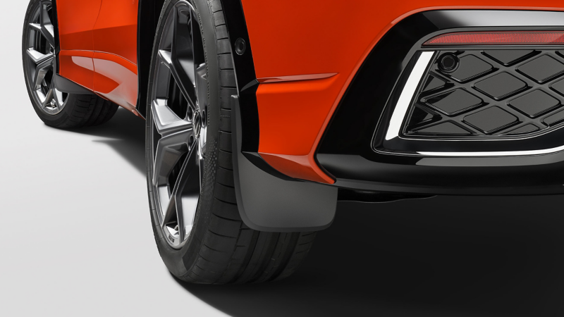 Chlapacz z oferty Akcesoriów VW na tylnym kole samochodu VW