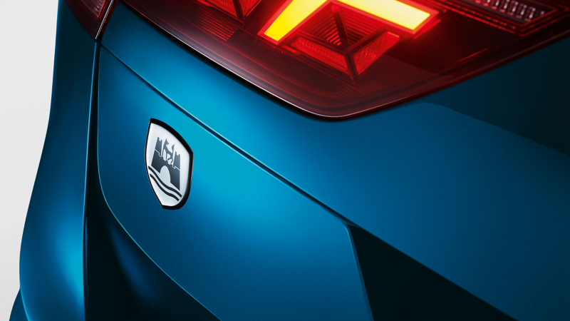 Διακοσμητική μεμβράνη «Wolfsburg emblem» από τα VW Accessories στο πίσω μέρος οχήματος VW.