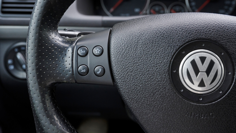 Detailaufnahme vom Lenkrad eines VW Touran 1