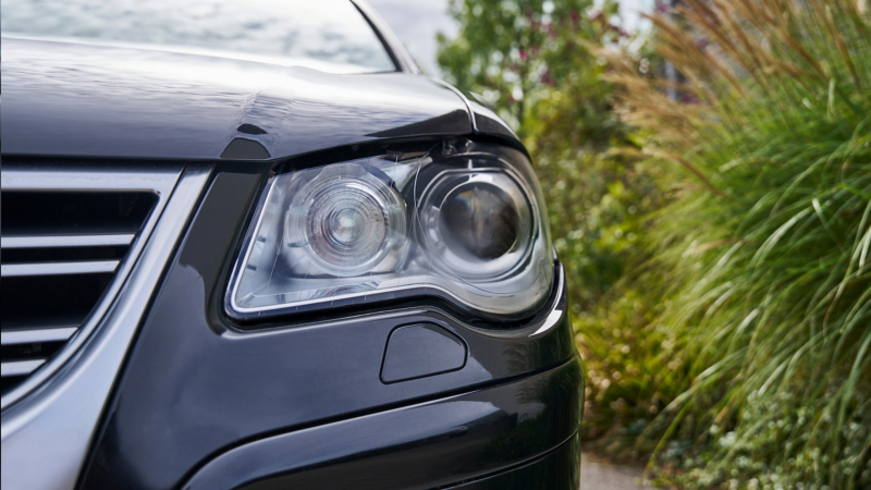 Detailaufnahme vom Scheinwerfer eines VW Touran 1