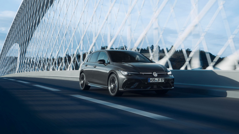 Nowy Golf R jedzie dynamicznie po drodze.
