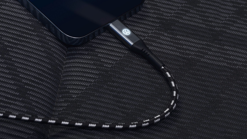 USB Premiumkabel von Volkswagen Zubehör ist an ein Smartphone angeschlossen