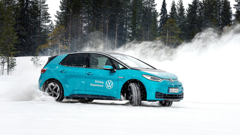 An ID.3 drifts on a snowy road during the Volkswagen Driving Experience