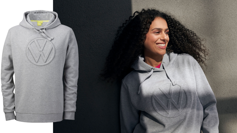 Frau trägt graues Sweatshirt mit VW Logo in 3D aus der Volkswagen Kollektion