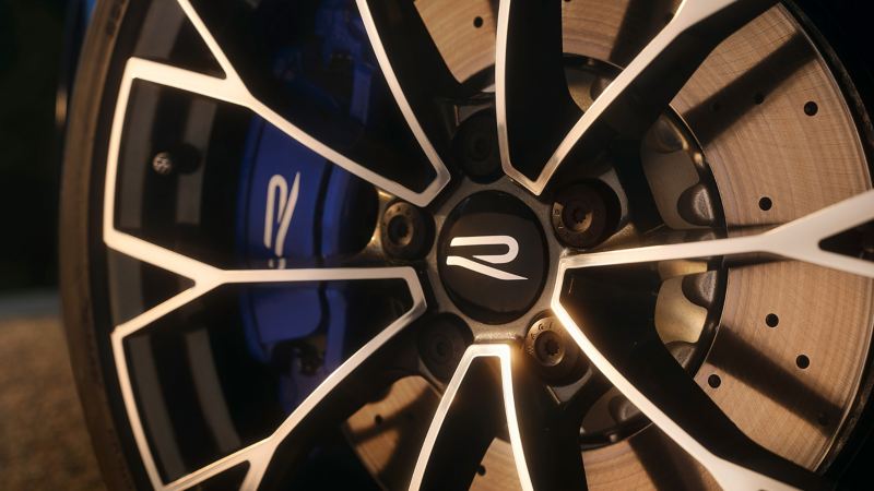 Gros plan sur une roue d’une VW Golf R