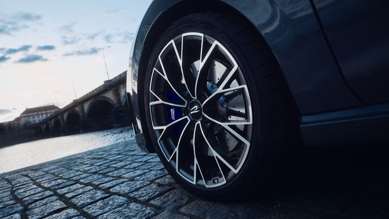 Primo piano degli pneumatici Volkswagen di una Volkswagen Golf R