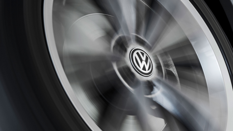 VW Polo dynamic hub cap