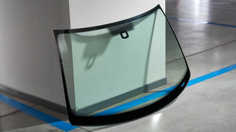 駐車場の壁に立てかけられているフォルクスワーゲン純正フロントガラス